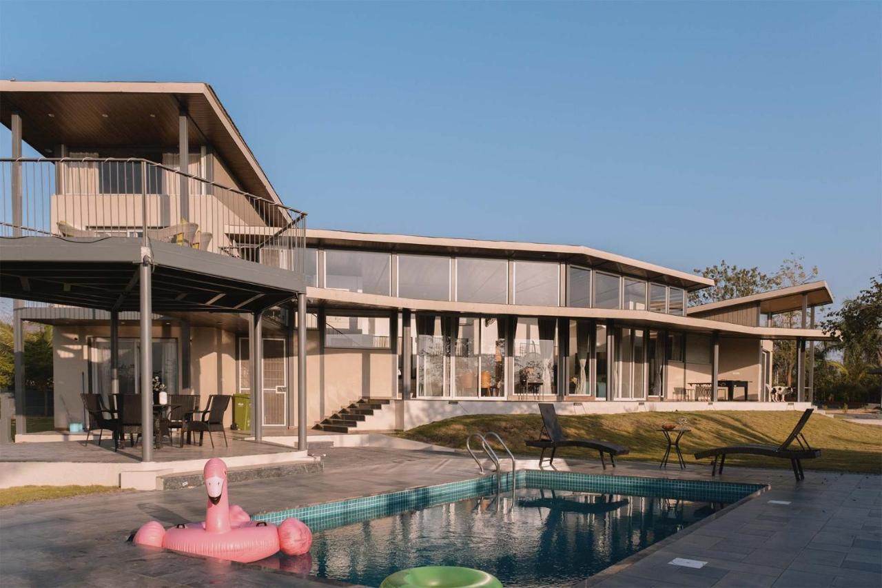 Bel Air Mansion By Stayvista - A Tranquil Oasis With A Spacious Deck, Gazebo, Sauna, Jacuzzi & A Mini-Amphitheatre Lonavala Exterior foto